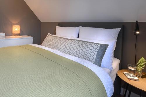 una camera da letto con un letto e un tavolo con una lampada di Am Renngraben 1 - Wohnen auf Zeit a Limburg an der Lahn