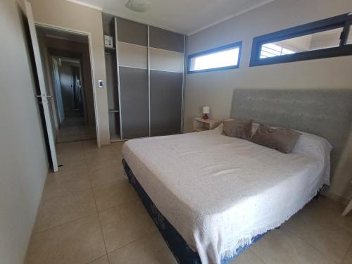 Schlafzimmer mit einem Bett und einem Fenster in der Unterkunft Waylla in Panaholma