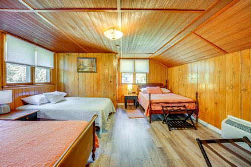 Un ou plusieurs lits dans un hébergement de l'établissement Lake Huron Retreat with Hot Tub, Screened Porch!