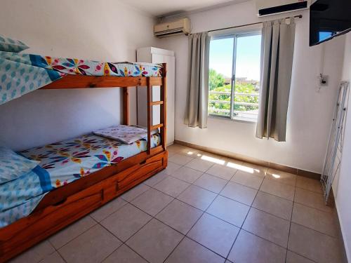 una camera da letto con due letti a castello e una finestra di SyS Departamento a Federación