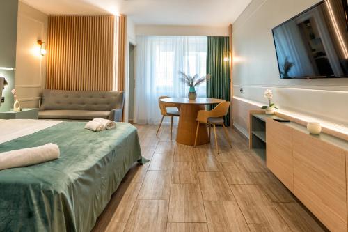 een hotelkamer met een bed en een tafel bij Marcos Studio Nice and Cozy in Piteşti