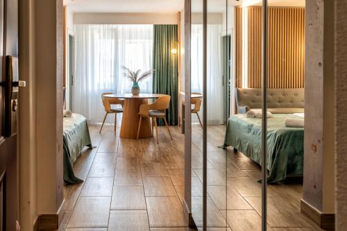 een hotelkamer met twee bedden en een tafel bij Marcos Studio Nice and Cozy in Piteşti