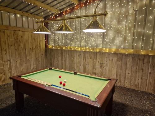 Meja biliard di Seaside Escape at Ty Bugail - Holyhead