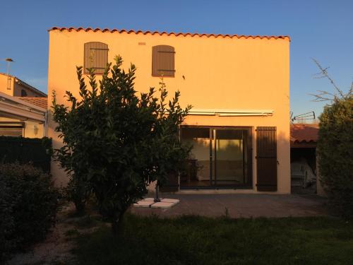 Maison entière avec deux chambres et un jardin Dans résidence avec piscine et parking privé Proche de la mer et de la marina Au calme
