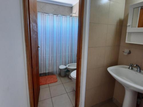un piccolo bagno con un water e un lavandino di SyS Departamento a Federación