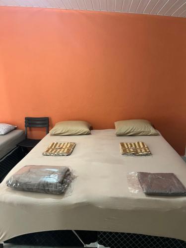 uma cama em um quarto com dois travesseiros em Pousada BOA NOITE em Atibaia