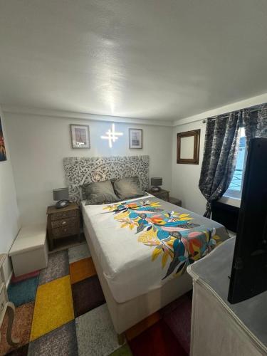 une chambre avec un grand lit et une télévision dans l'établissement Appartement DJAhyane, à Champigny-sur-Marne