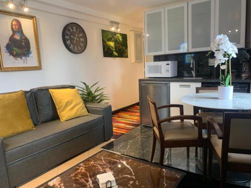 un salon avec un canapé et une table dans l'établissement Appartement DJAhyane, à Champigny-sur-Marne