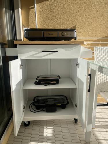 une armoire blanche avec une radio en haut dans l'établissement Appartement t2, à Fleury