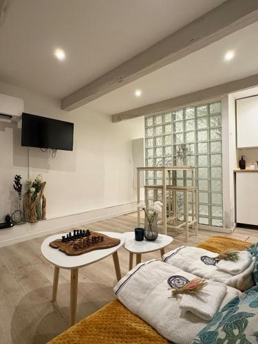 un salon avec un canapé et une table dans l'établissement Studio de Charme, Plein centre, à LʼIsle-sur-la-Sorgue