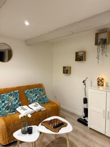 un salon avec un canapé et une table dans l'établissement Studio de Charme, Plein centre, à LʼIsle-sur-la-Sorgue