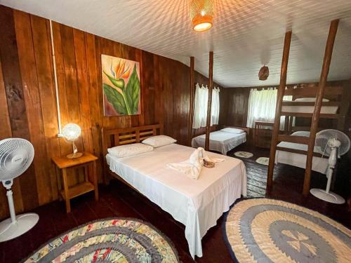 Rúm í herbergi á Amazon Tupana Jungle Lodge