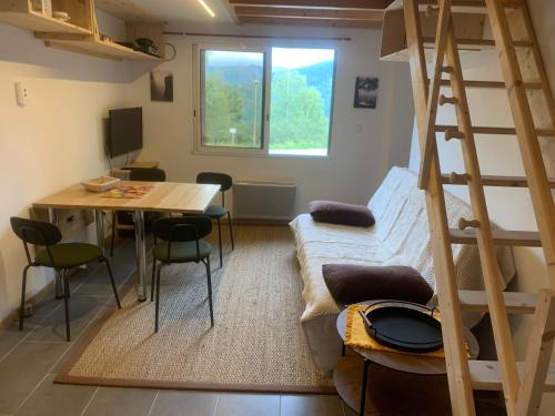 Cette chambre dispose de lits superposés, d'une table et d'un bureau. dans l'établissement L'Aiglon, à Ax-les-Thermes