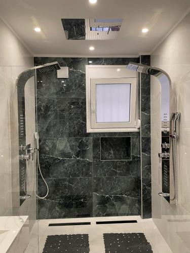 Private Suite Jacuzzi near Acropolis & 2 min to metro