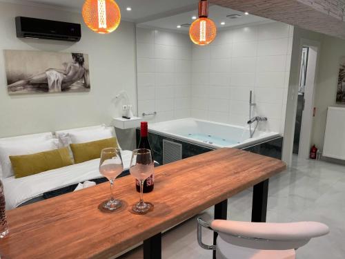 Private Suite Jacuzzi near Acropolis & 2 min to metro