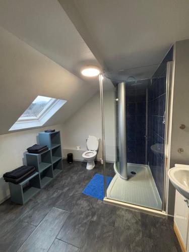 Bilik mandi di Gite 205 m2, 8pers piscine, jacuzzi, balnéo privatifs