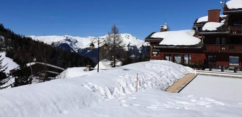 a snow covered mountain with a building and a ski slope at Résidence Plagne Lauze - maeva Home - Studio 4 Personnes - Sélection MAE-4434 in Mâcot La Plagne