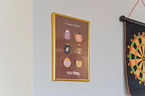 a picture of a dart board next to a dartboard at Desi Suite, Free Parking, Balcony in Leicester