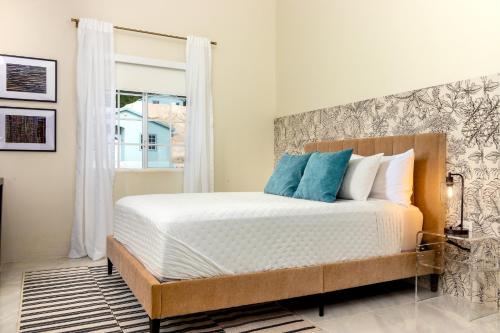 迪斯卡弗里贝Sunset at ArecaHomes, Beach Access, Pool, Water Park的一间卧室配有带白色床单和蓝色枕头的床。