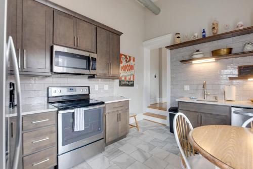 Una cocina o zona de cocina en Walkable Area Spacious Apt in Dtwn St Louis