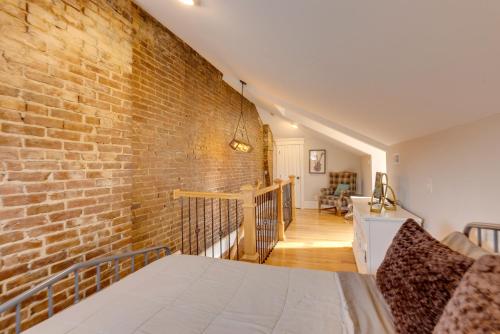 pared de ladrillo en una habitación con cama en Walkable Area Spacious Apt in Dtwn St Louis, en Soulard