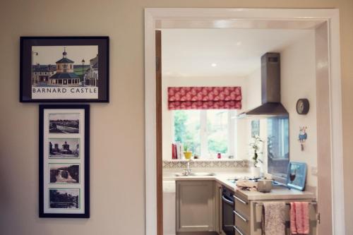 - une cuisine avec une fenêtre, un évier et un comptoir dans l'établissement 1 Teesdale Road, à Barnard Castle