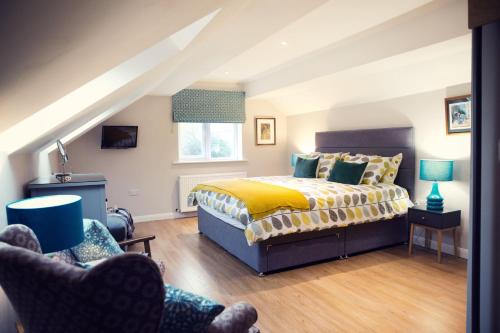 une chambre avec un lit et deux chaises dans l'établissement 1 Teesdale Road, à Barnard Castle