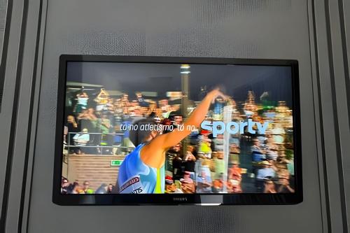 a television screen with a show on it with a group of people at Paraíso com piscina: Pitangueiras Lazer Completo in Guarujá