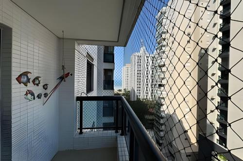 a balcony with a view of a city at Paraíso com piscina: Pitangueiras Lazer Completo in Guarujá