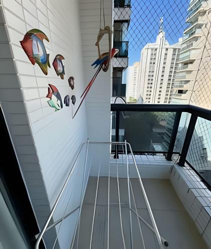 a staircase on a boat with kites on the wall at Paraíso com piscina: Pitangueiras Lazer Completo in Guarujá