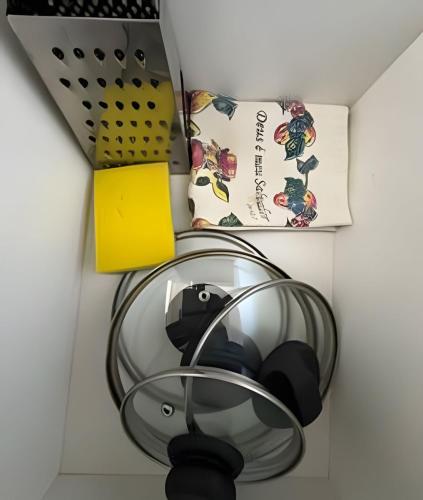 a lamp hanging on a wall next to a book at Paraíso com piscina: Pitangueiras Lazer Completo in Guarujá