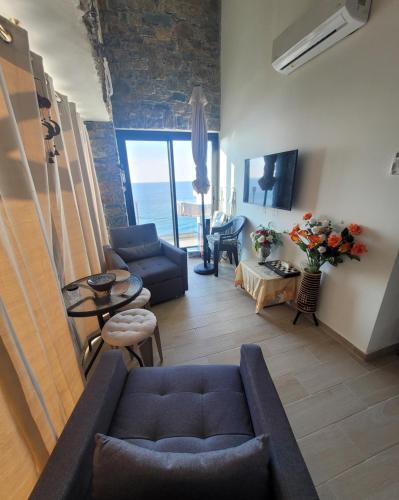 Un televizor și/sau centru de divertisment la La Mer Villa - Entire Cottage