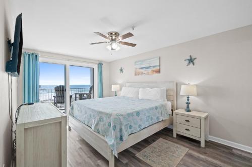 Ένα ή περισσότερα κρεβάτια σε δωμάτιο στο Beach Front Paradise Palms 205, Free Activities Included!