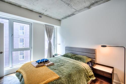 Postel nebo postele na pokoji v ubytování 2Br+Gym for VIP Corporate & Students Downtown MTL