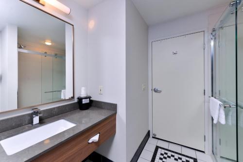 Fairfield Inn and Suites Beloitにあるバスルーム