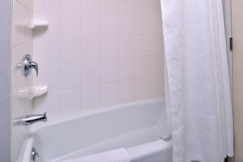 Fairfield Inn and Suites Beloitにあるバスルーム