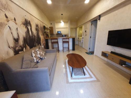 Luxe Boho Vibes Lodha Belmondo Pune with Golf Courseにあるテレビまたはエンターテインメントセンター