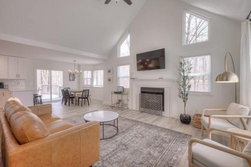 Posezení v ubytování Woodland Retreat - Modern Comfort Near Nashville