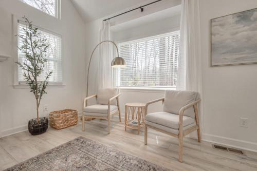 Posezení v ubytování Woodland Retreat - Modern Comfort Near Nashville