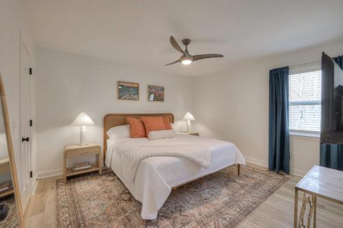 Un pat sau paturi într-o cameră la Woodland Retreat - Modern Comfort Near Nashville