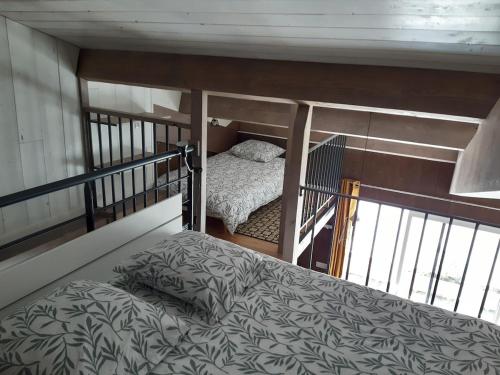 - une petite chambre avec un lit et des lits superposés dans l'établissement Le 