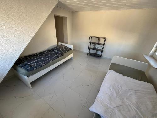 a bedroom with two beds in a room at Benk 24H Apartment Nr 3 Perfekt für bis zu 6 Personen in Hofheim am Taunus
