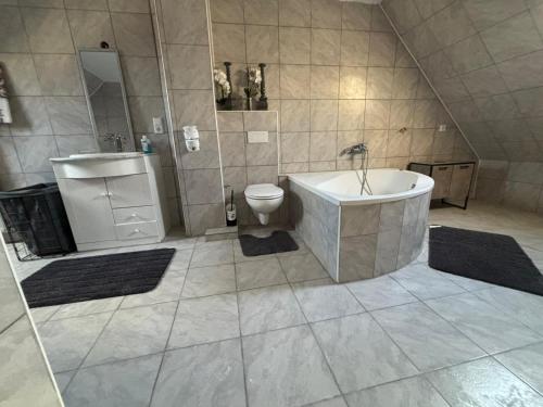 a large bathroom with a tub and a toilet at Benk 24H Apartment Nr 3 Perfekt für bis zu 6 Personen in Hofheim am Taunus