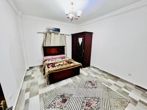 a bedroom with a bed and a rug on the floor at الكنجي مريوط in King Mariout