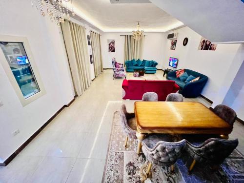 a living room with a couch and a table at الكنجي مريوط in King Mariout