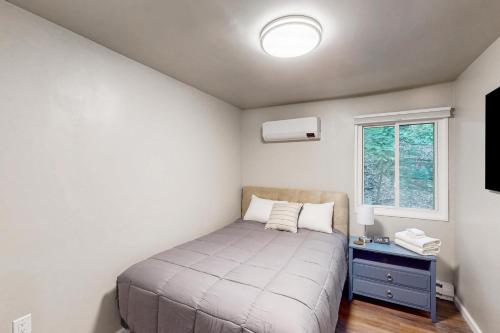 Un dormitorio pequeño con una cama y una ventana. en Rose Arms, en East Stroudsburg