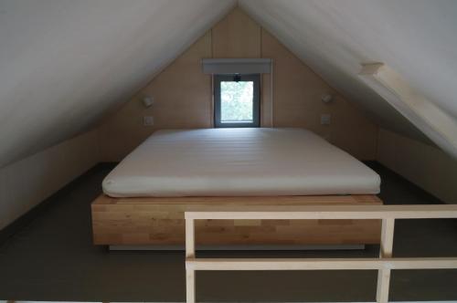 - un lit dans le grenier d'une chambre dans l'établissement MORGREVE Ty Pic, à La Vicomté-sur-Rance