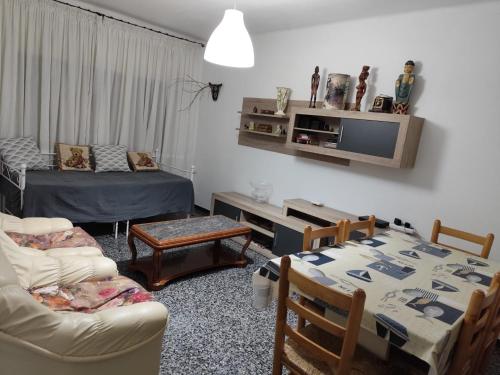 una sala de estar con una mesa y un sofá en Carrer Esparreguera, en Olot