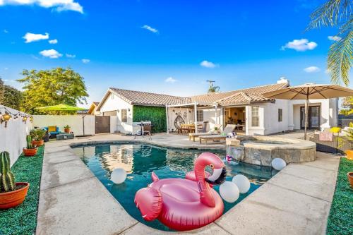 Πισίνα στο ή κοντά στο Amazing 5BR Villa with Heated Pool