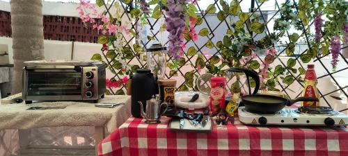 a table with a stove and a toaster oven on it at La suite más cómoda y elegante in Mexico City